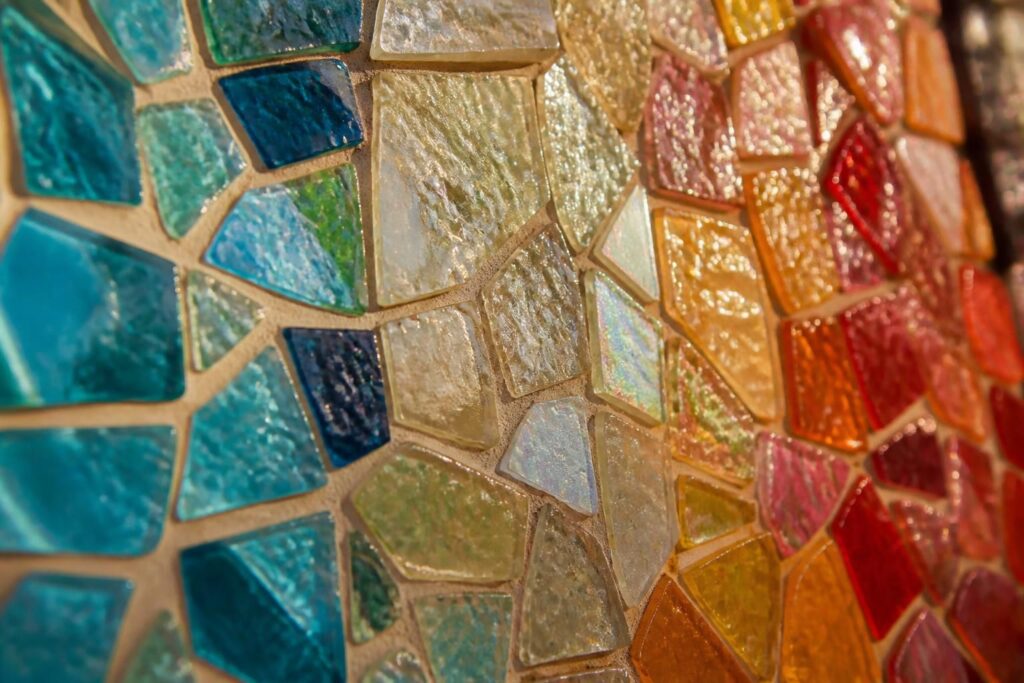 découvrez comment la mosaïque en pâte de verre apporte une touche décorative texturée unique, sublimant vos espaces avec style et élégance.