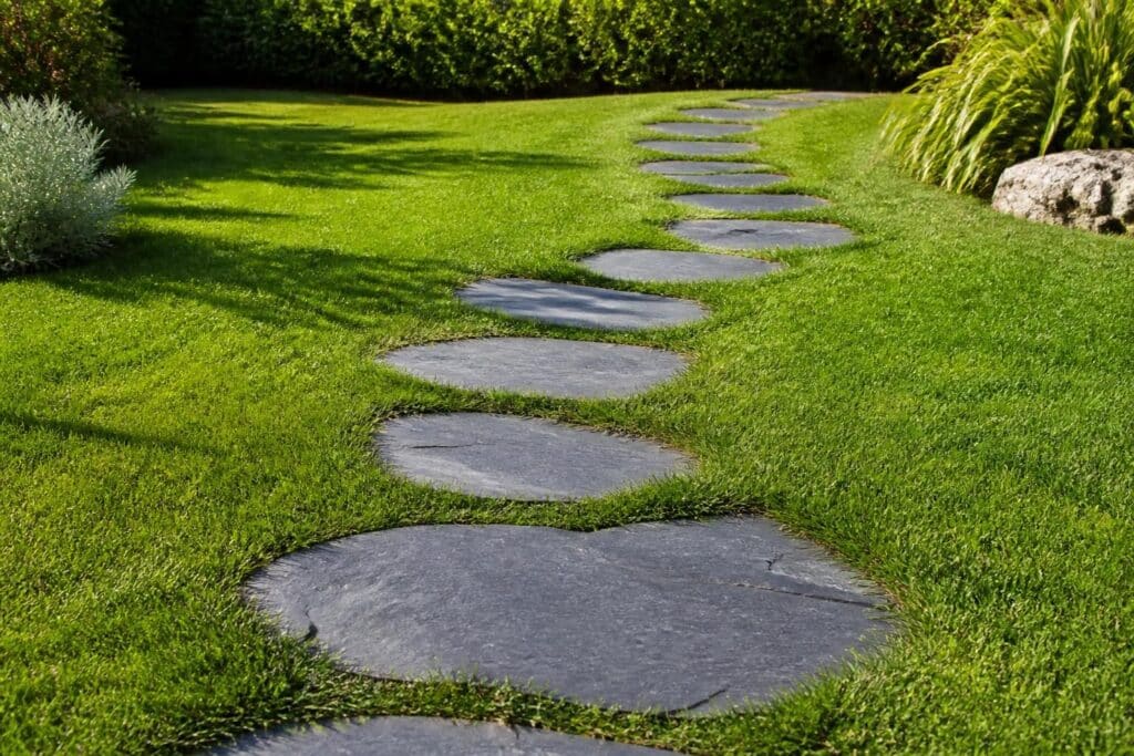 découvrez comment les pas japonais en ardoise favorisent un guidage naturel à travers la pelouse, alliant esthétique et fonctionnalité pour un jardin harmonieux.