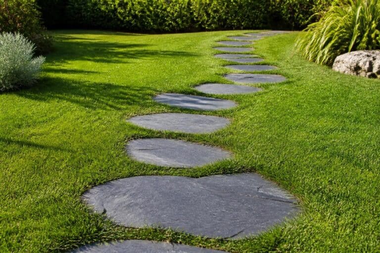 découvrez comment les pas japonais en ardoise favorisent un guidage naturel à travers la pelouse, alliant esthétique et fonctionnalité pour un jardin harmonieux.