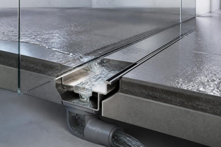 découvrez comment un caniveau de douche en inox optimise le drainage linéaire des eaux usées pour une évacuation efficace et durable dans votre salle de bain.