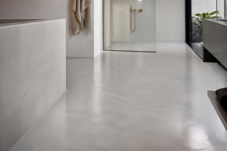 découvrez la liaison directe entre le béton ciré spécial pièces humides et une uniformité visuelle parfaite sans joints apparents, idéale pour des espaces modernes et élégants.