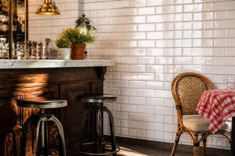 découvrez comment la liaison directe entre le carrelage métro et le style bistrot parisien crée une ambiance authentique et élégante, idéale pour une décoration urbaine et conviviale.