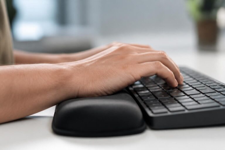 découvrez comment optimiser le maintien de l'alignement des mains grâce à l'utilisation efficace d'un repose-poignet pour améliorer confort et ergonomie.