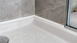 découvrez comment un joint en silicone fongicide contribue à prévenir l’apparition de moisissures noires et à garder vos joints propres plus longtemps.