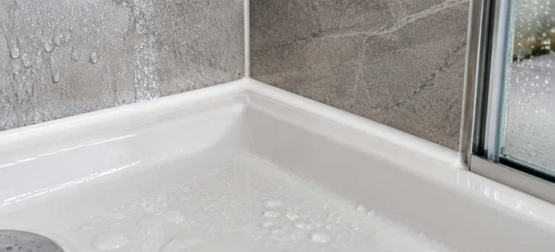 découvrez comment un joint en silicone fongicide contribue à prévenir l’apparition de moisissures noires et à garder vos joints propres plus longtemps.