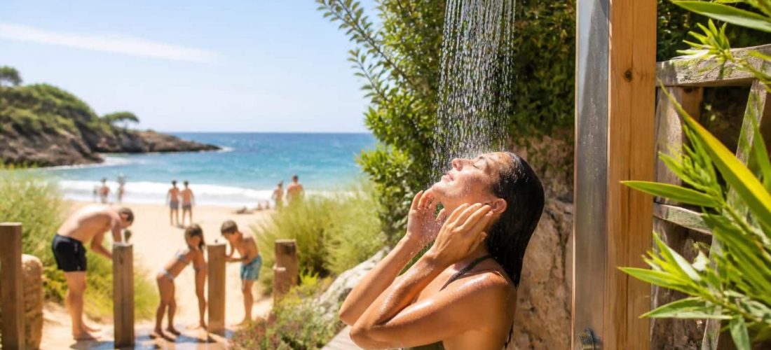 découvrez les avantages de l'association entre la douche d'extérieur solaire et le rinçage pratique avant la baignade pour une expérience estivale écologique et confortable.