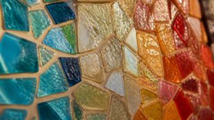 découvrez comment la mosaïque en pâte de verre apporte une touche décorative texturée unique, sublimant vos espaces avec style et élégance.