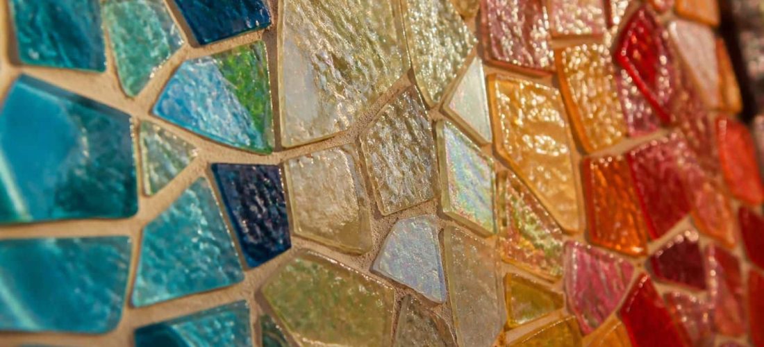 découvrez comment la mosaïque en pâte de verre apporte une touche décorative texturée unique, sublimant vos espaces avec style et élégance.