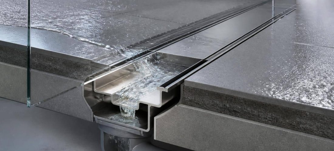 découvrez comment un caniveau de douche en inox optimise le drainage linéaire des eaux usées pour une évacuation efficace et durable dans votre salle de bain.