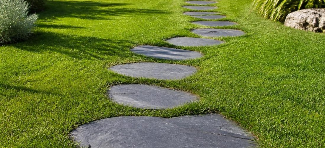 découvrez comment les pas japonais en ardoise favorisent un guidage naturel à travers la pelouse, alliant esthétique et fonctionnalité pour un jardin harmonieux.