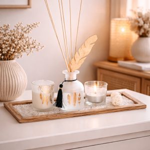 Diffuseur et bougies décoratifs sur plateau