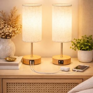 Éclairage chaleureux sur une table de nuit