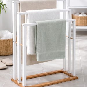 Etagère à serviettes minimaliste dans la salle de bain