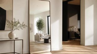 découvrez comment un miroir en pied peut agrandir visuellement votre pièce en reflétant la lumière et en créant une impression d'espace plus vaste.