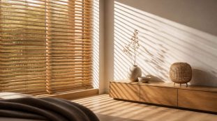 découvrez comment le store vénitien en bois permet un contrôle précis des rayons du soleil, alliant esthétique naturelle et régulation efficace de la lumière pour un confort optimal.