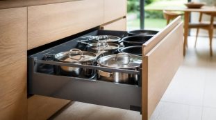 découvrez comment un tiroir casserolier améliore l'accessibilité aux ustensiles lourds, facilitant leur manipulation et optimisant l'organisation de votre cuisine.