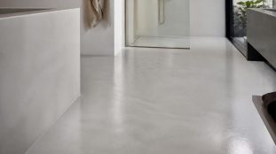 découvrez la liaison directe entre le béton ciré spécial pièces humides et une uniformité visuelle parfaite sans joints apparents, idéale pour des espaces modernes et élégants.