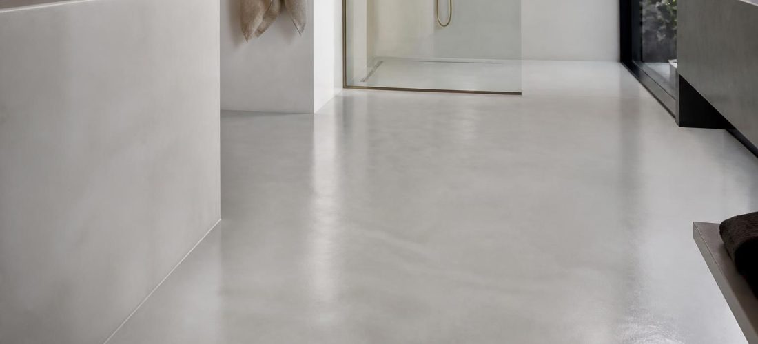 découvrez la liaison directe entre le béton ciré spécial pièces humides et une uniformité visuelle parfaite sans joints apparents, idéale pour des espaces modernes et élégants.