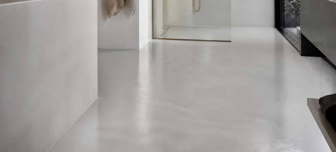 découvrez la liaison directe entre le béton ciré spécial pièces humides et une uniformité visuelle parfaite sans joints apparents, idéale pour des espaces modernes et élégants.