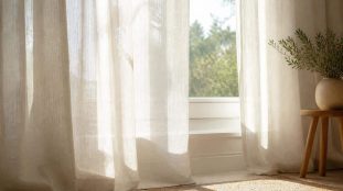 découvrez comment les voilages en lin offrent une liaison directe entre élégance naturelle et filtration douce pour atténuer la lumière éblouissante, créant une ambiance lumineuse et apaisante.