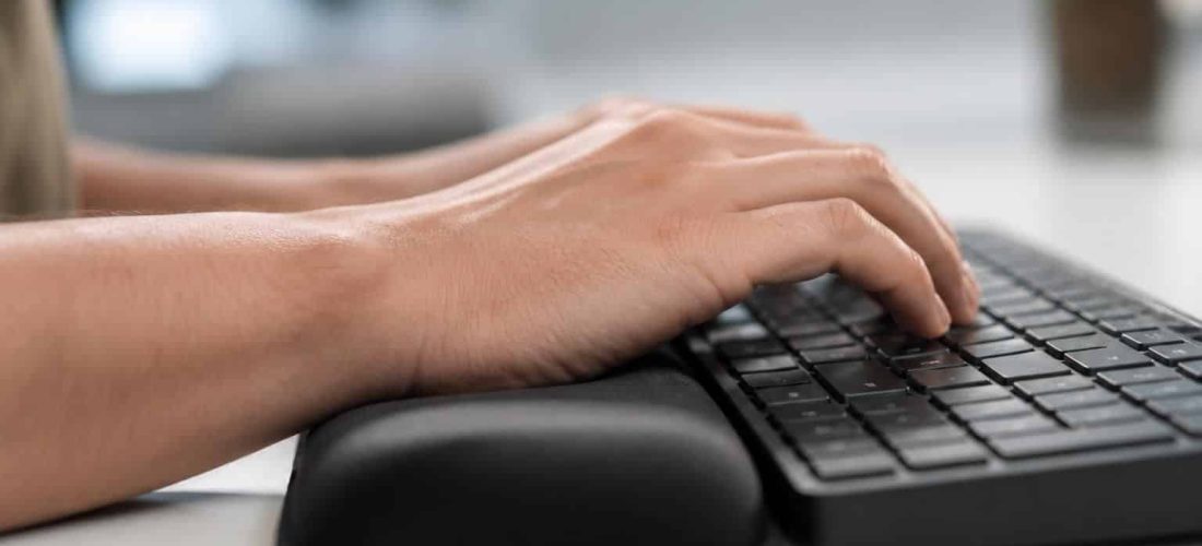 découvrez comment optimiser le maintien de l'alignement des mains grâce à l'utilisation efficace d'un repose-poignet pour améliorer confort et ergonomie.
