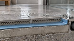 découvrez comment la natte d’étanchéité sous carrelage protège intégralement le support contre les infiltrations et préserve sa durabilité.